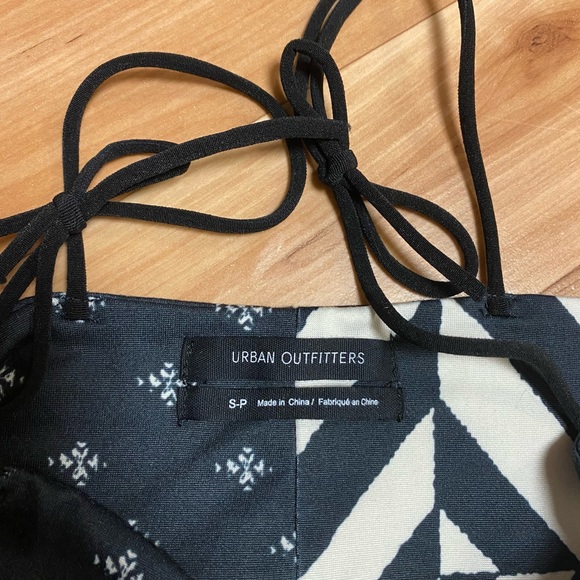 UO Twist-Front Tie-Shoulder Cropped Cami 💓 - Picture 4 of 4